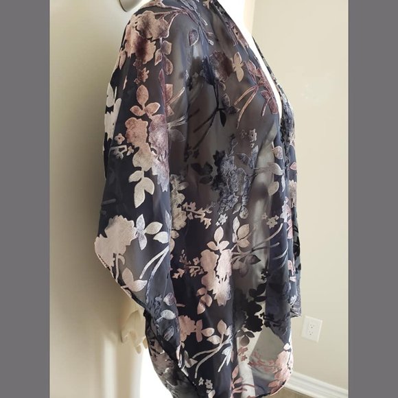 Loft Short Kimono - Picture 5 of 10